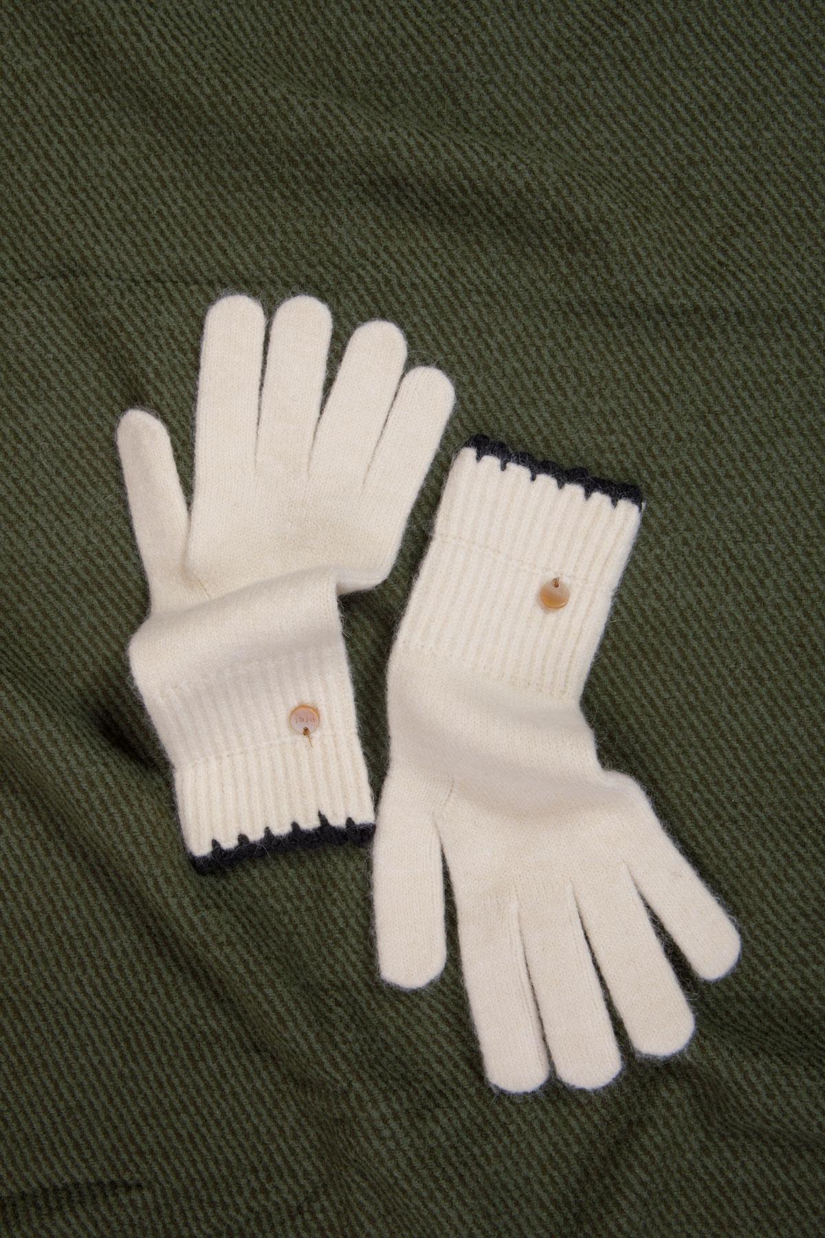 kenar nakışıklı beyaz