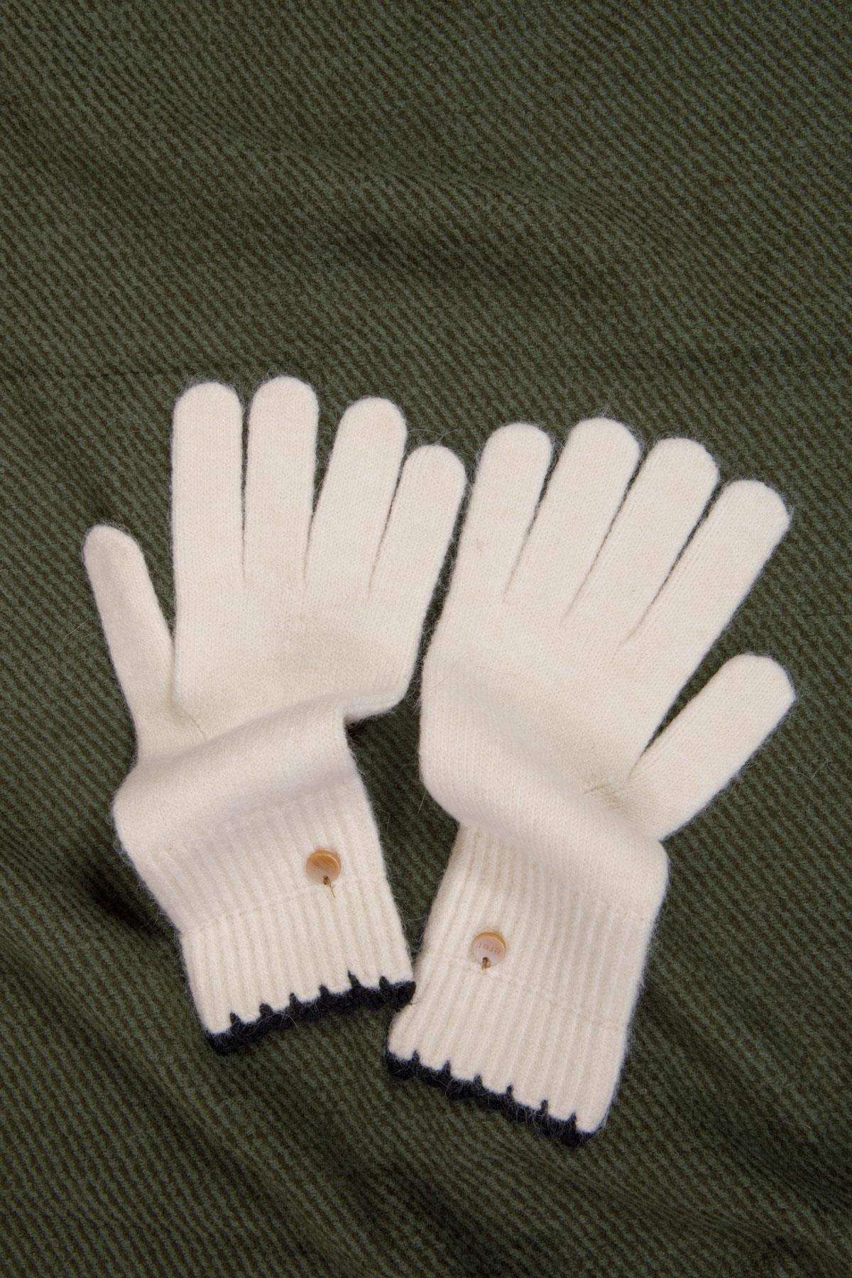 kenar nakışıklı beyaz